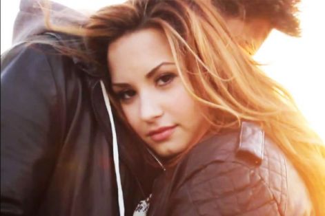 demi-lovato-give-your-heart-a-break-900-600-600x400.jpg